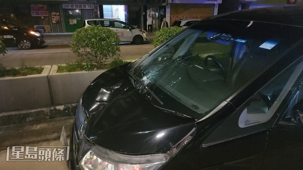 私家車車頭損毀。黎志偉攝 私家車車頭損毀。黎志偉攝