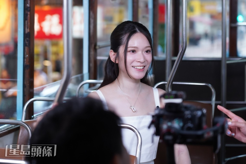 Cloud在電車上層，接受903 DJ謝茜嘉訪問。