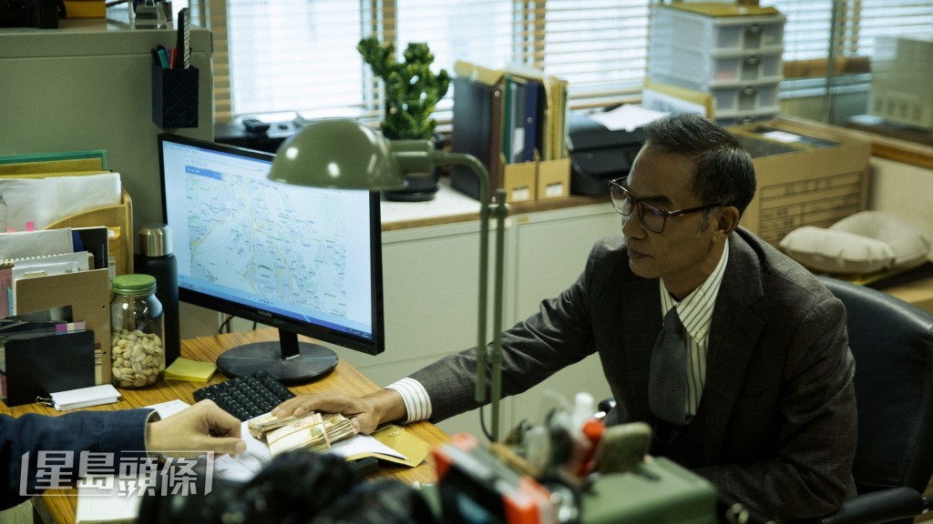 向來甚少拍動作戲的任達華,是次為戲中的一場吊頸戲親身上陣。 向來甚少拍動作戲的任達華,是次為戲中的一場吊頸戲親身上陣。