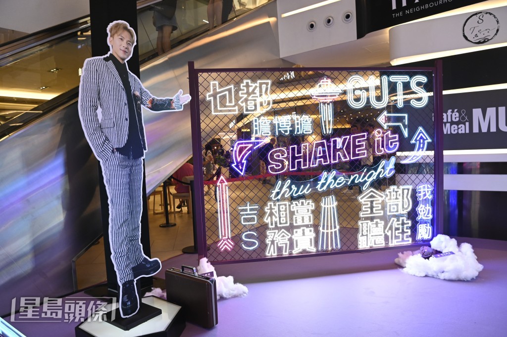仲有吉吉1:1人型紙牌。 仲有吉吉1:1人型紙牌。