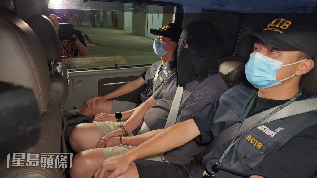海關拘捕一名69歲，報稱無業持雙程証男子。黎志偉攝