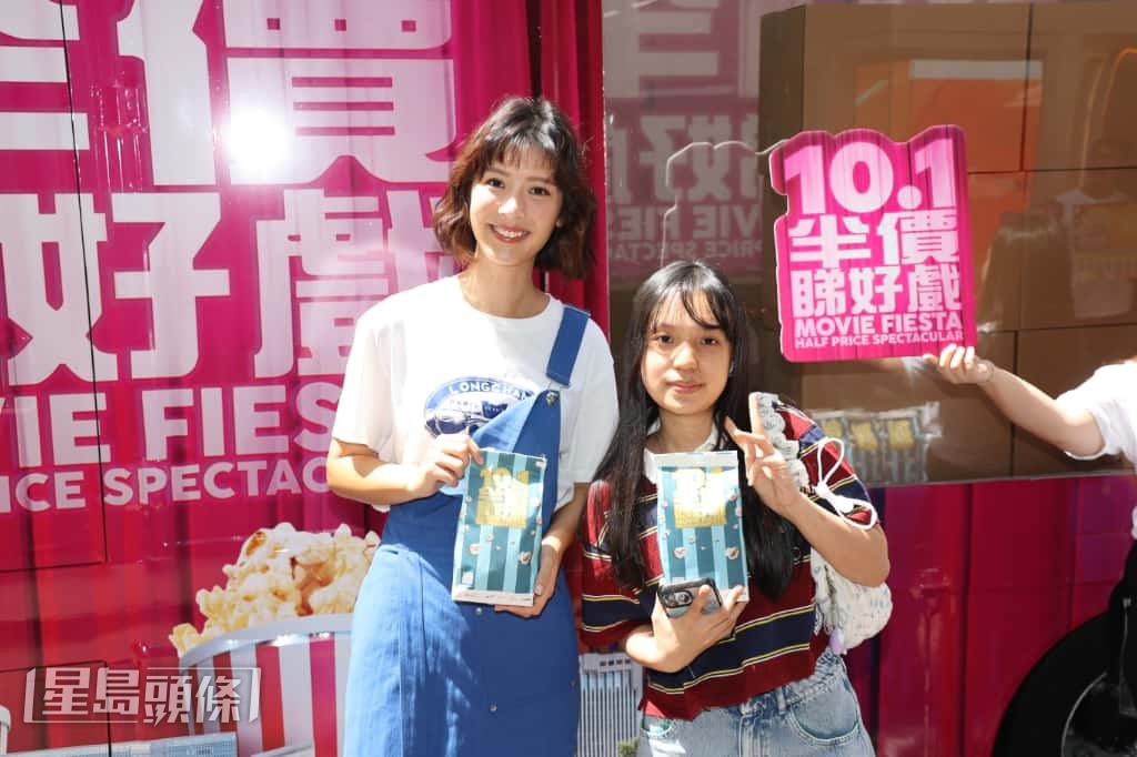 余香凝向途人派發爆谷，呼籲他們在10月1 日入戲院睇戲。