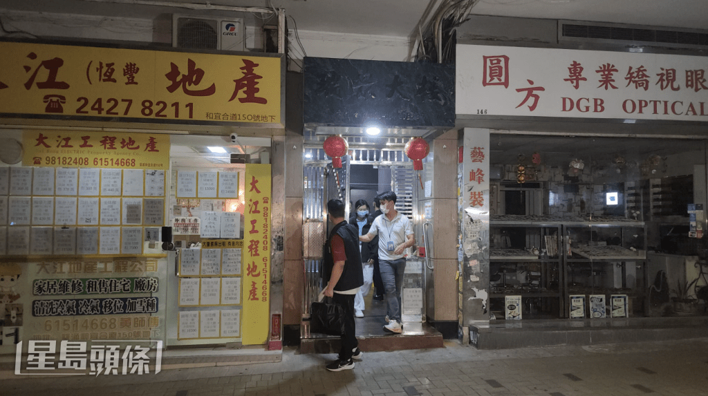 至晚上11時許，多名警員從大廈步出離開。黎志偉攝