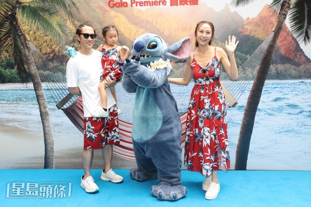 湯怡、麥秋成一家到迪士尼出席真人版《史迪仔》電影首映活動。