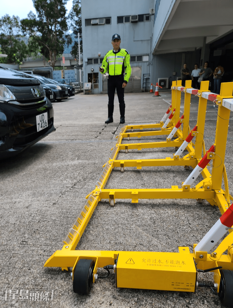 警方從內地引入可攜式遙控移動阻車器。葉競科攝