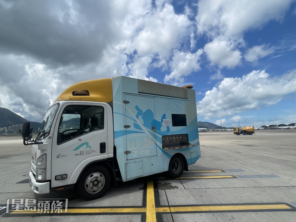 流动饮用水供应车每天24小时在停机坪13个不同地点供应饮用水。  萧博禧摄