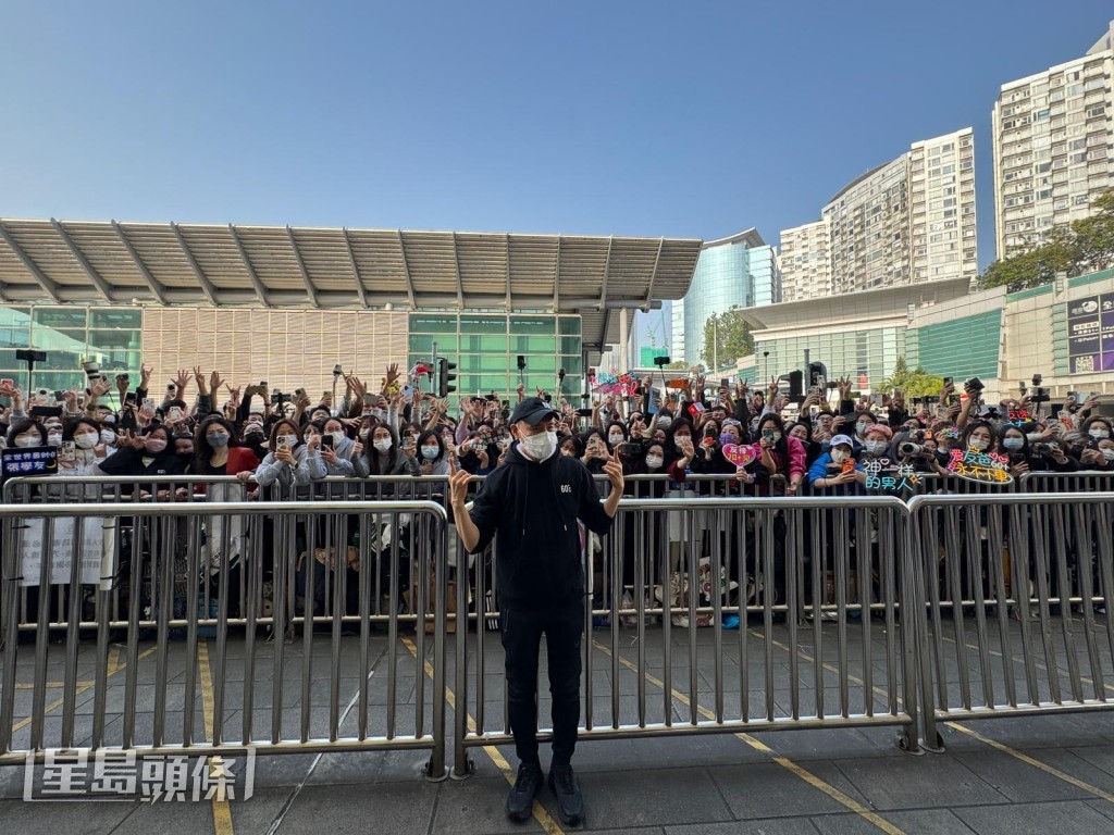 跟粉絲互動完後，學友停下來，接受傳媒訪問。