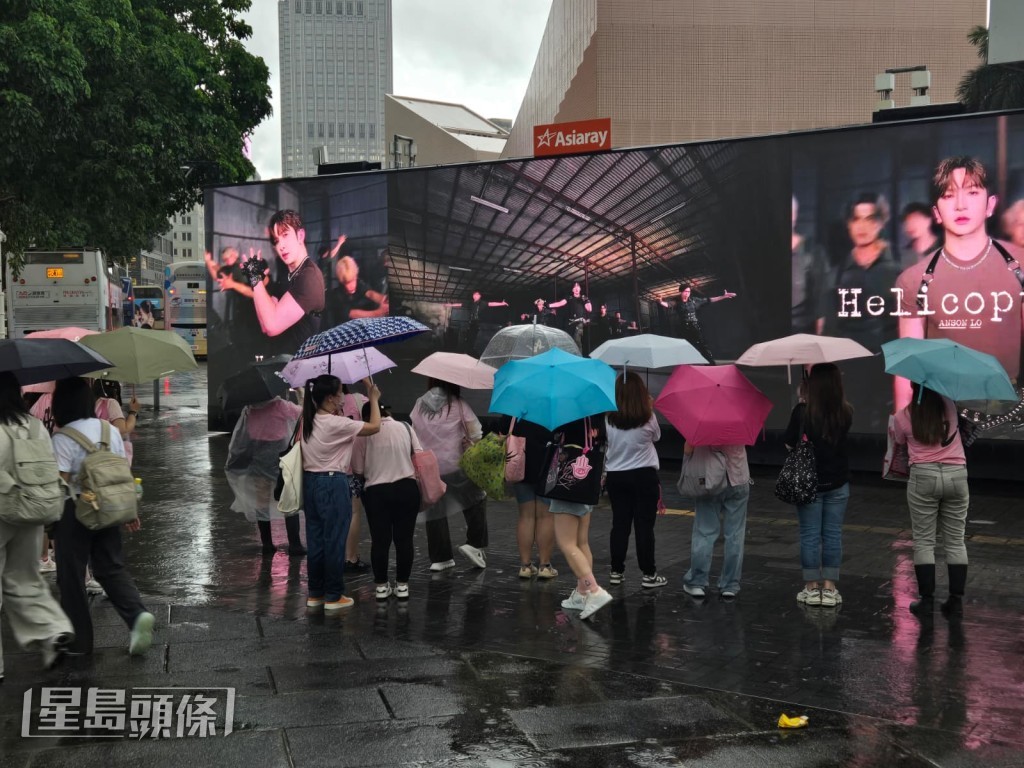 神徒無懼暴雨。 神徒無懼暴雨。