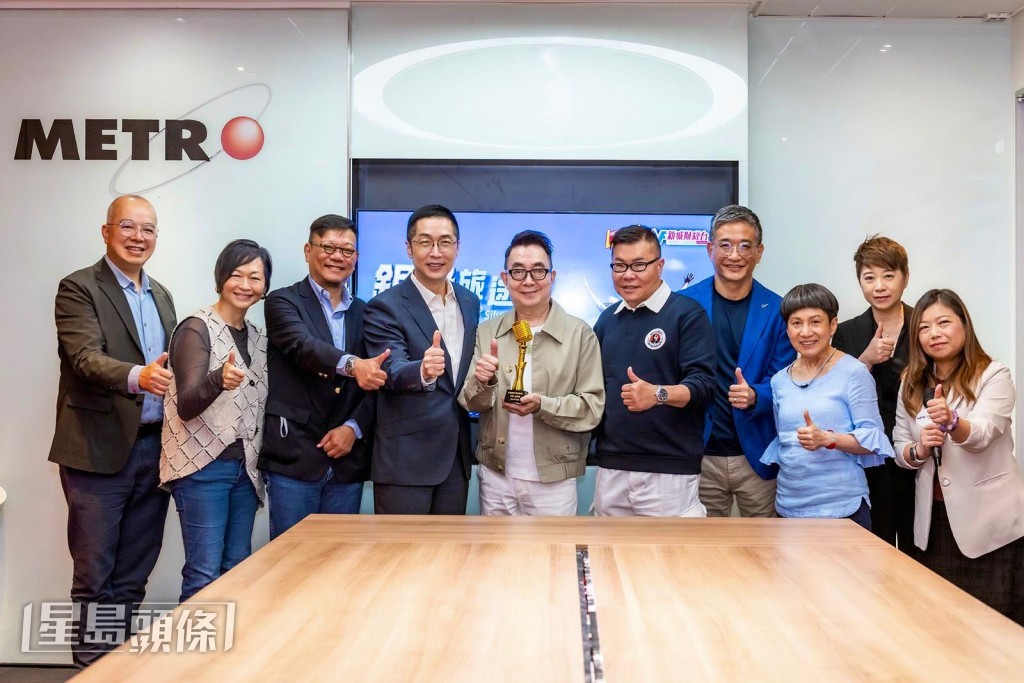 節目將邀請名人、專科醫生及資深社工分享人生故事與專業知識,包括昨日應邀出席發布會的旅遊達人胡慧冲(右五)、皮膚科專家候鈞翔醫生(右四)。 節目將邀請名人、專科醫生及資深社工分享人生故事與專業知識,包括昨日應邀出席發布會的旅遊達人胡慧冲(右五)、皮膚科專家候鈞翔醫生(右四)。