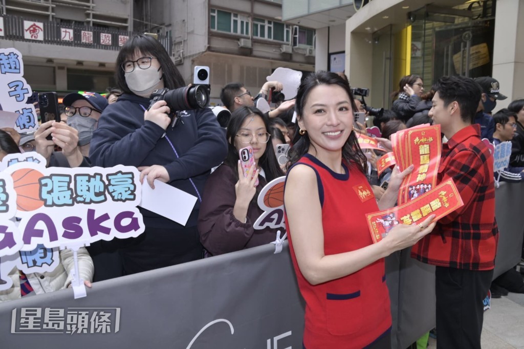 陈炜派挥春给现场粉丝。