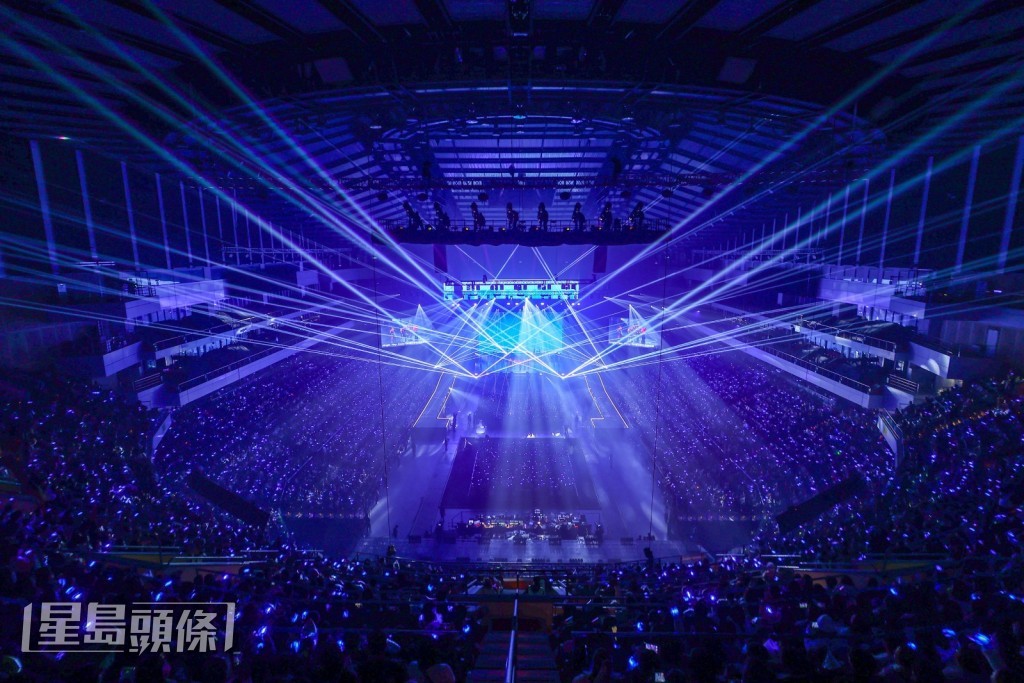 五人在演唱《眼泪的味道》时，歌迷齐举星型气球应援，满场星光让Energy感动不已。