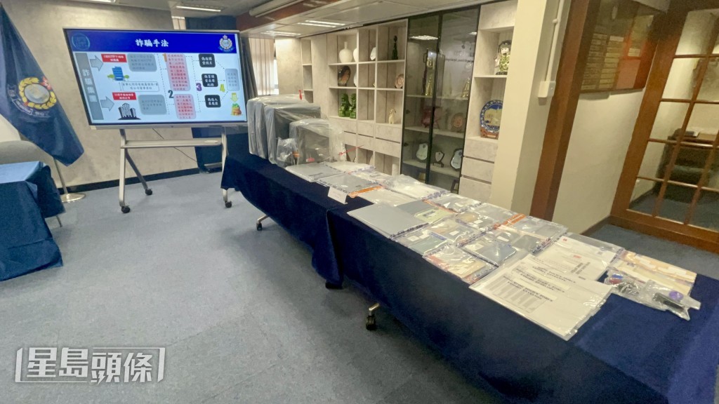 警方展示涉案證物。楊偉亨攝