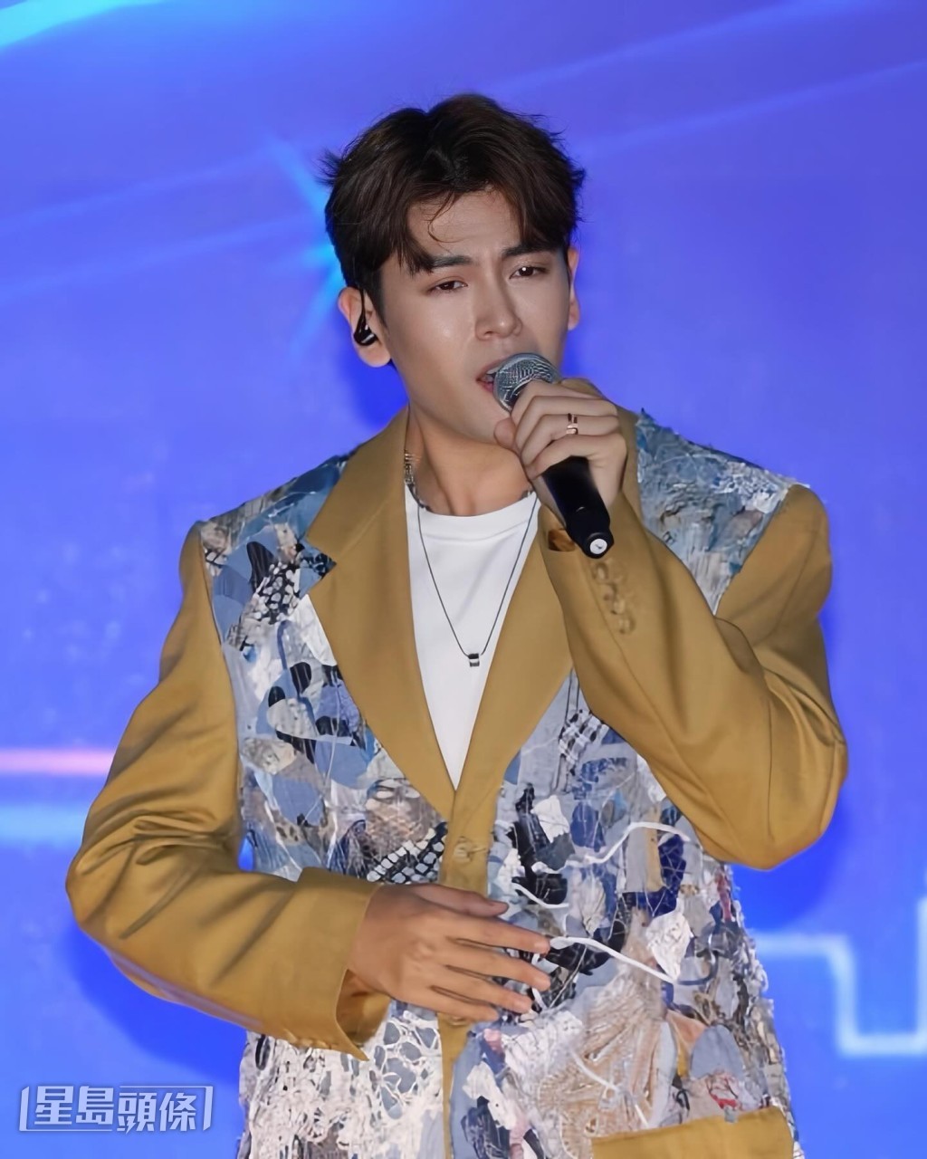 Kenneth也喜歡唱歌,曾受邀上台表演。 Kenneth也喜歡唱歌,曾受邀上台表演。