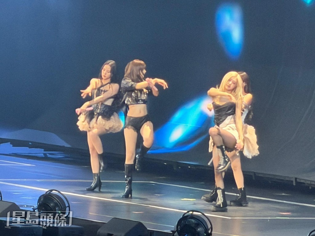 Lisa露腰兼大晒長腿。