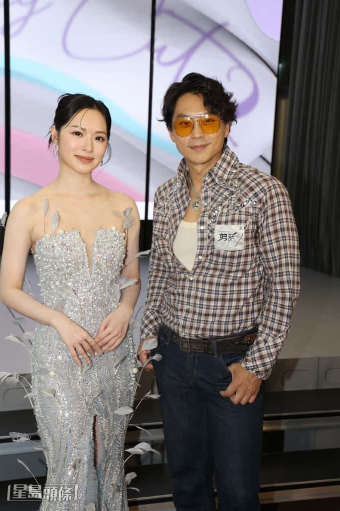 問到森美眼睛情況,馮盈盈笑指他偷睇太太沖涼。 問到森美眼睛情況,馮盈盈笑指他偷睇太太沖涼。