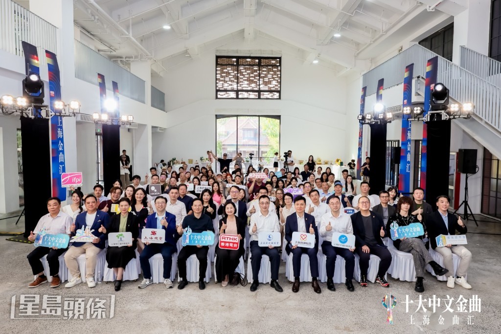 曾比特（Mike）日前以香港唯一代表歌手身份，獲邀出席香港電台在上海舉辦的「十大中文金曲—上海金曲匯」活動。