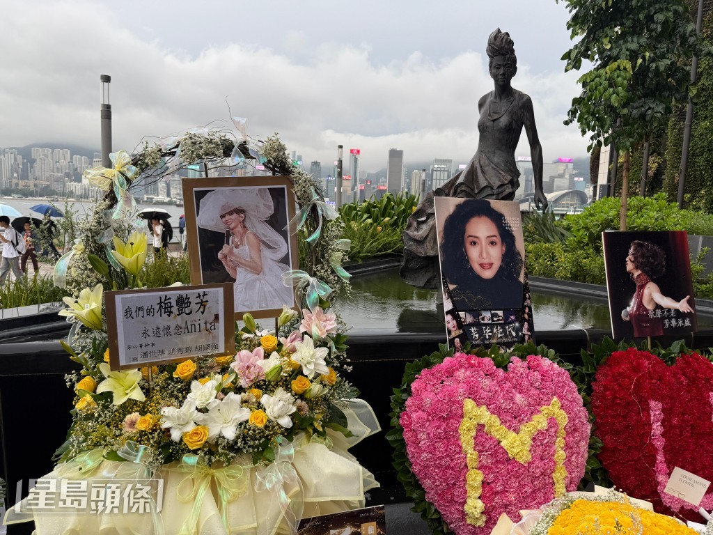 現場擺放不少紀念花圈。