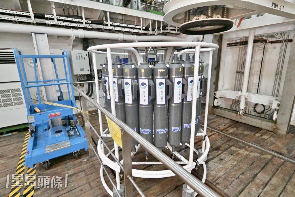 破冰船设有多项智能科考设备，展开海洋水体环境的调查。苏正谦摄