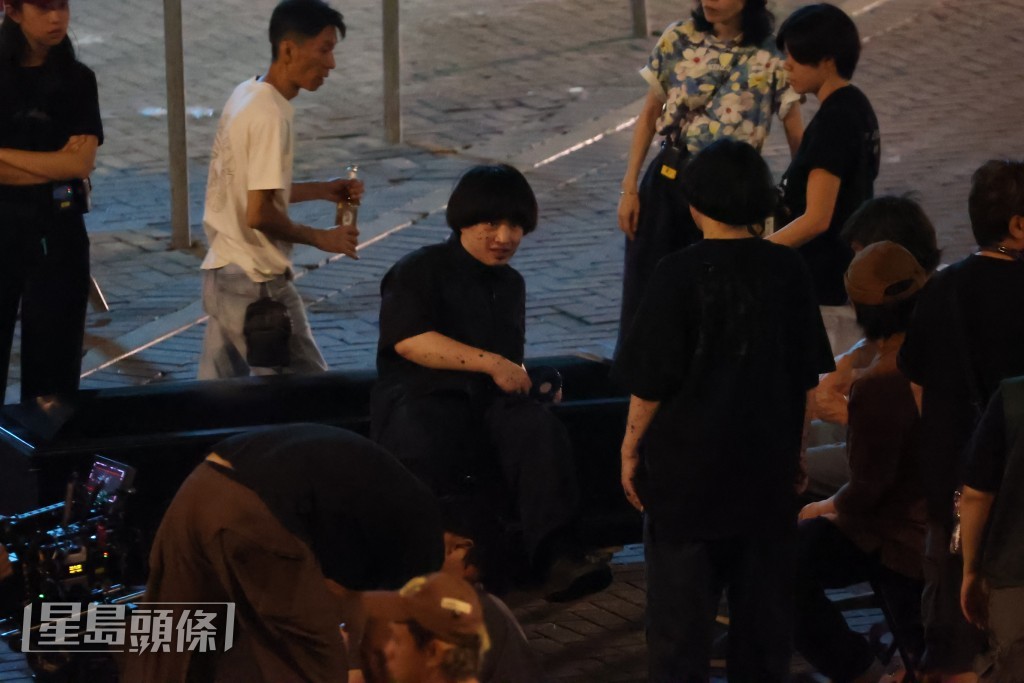 Jer整理好妝容後，火速進入狀態。