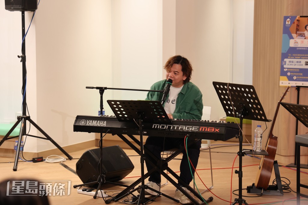  提到伍Sir最近在直播時，被網民叫唔好唱，他即說：「傻傻地。」