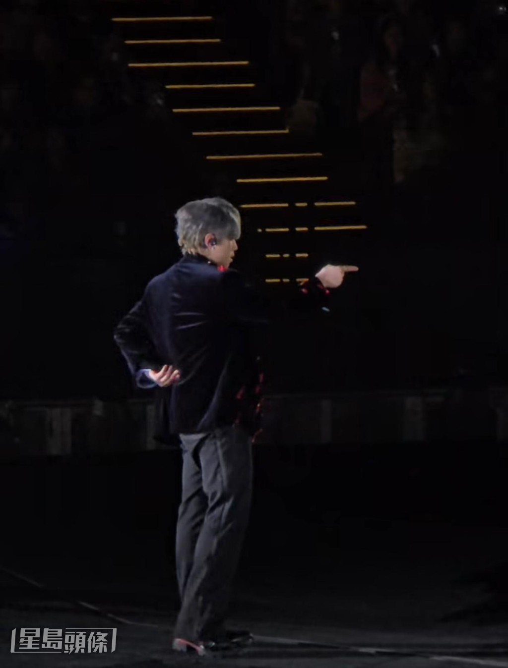 昨日冬至姜濤如常舉行演唱會，當他唱《Dummy》到尾聲時，場館突然停電。