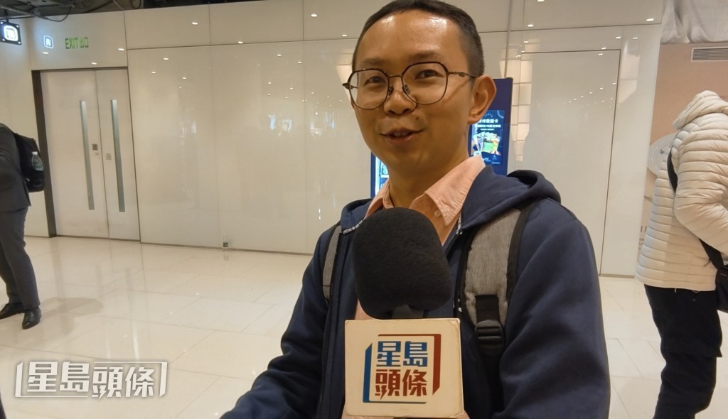 乘客吳先生家族團無法出發，唯有在海運大廈合照留念。