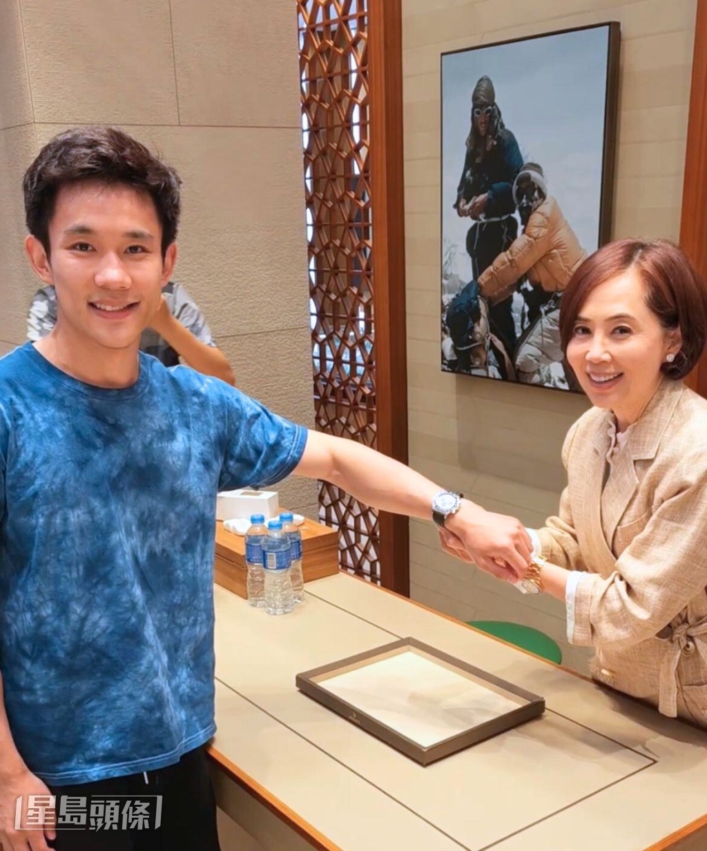楊諾思親手為楊昊戴上名錶。 楊諾思親手為楊昊戴上名錶。