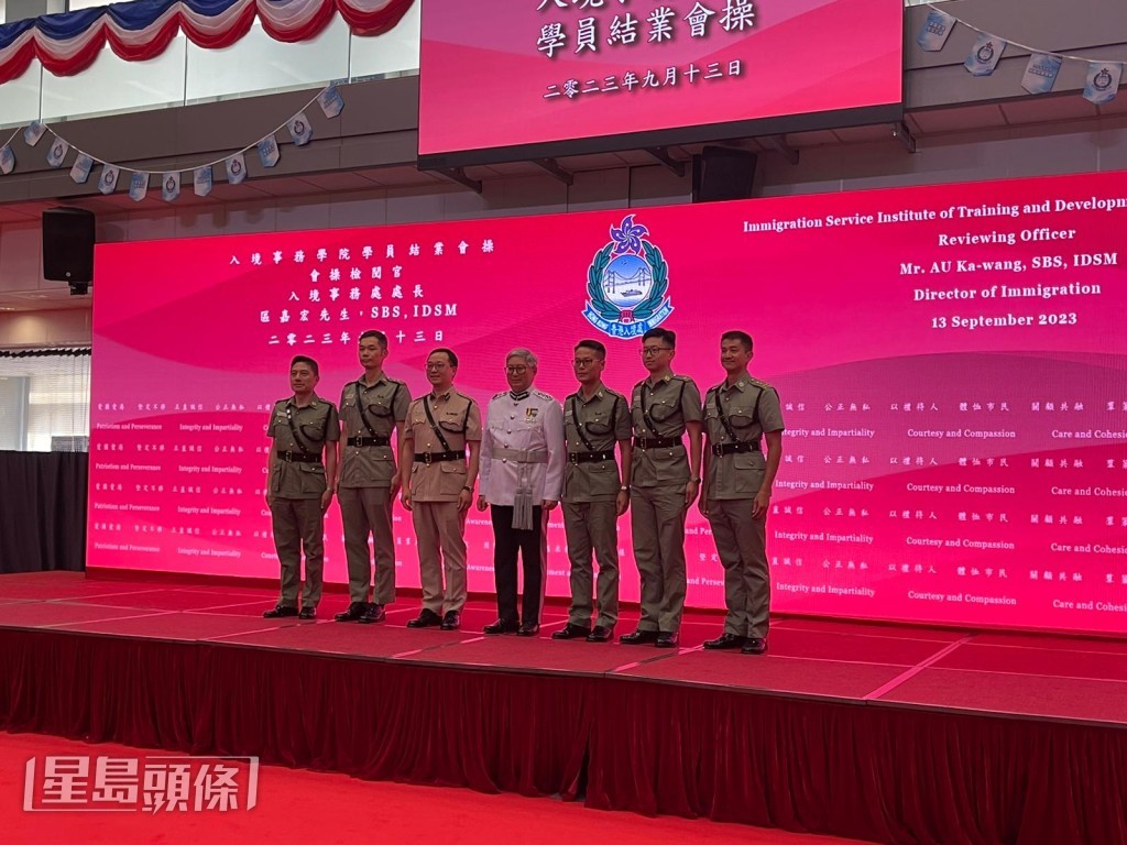 區嘉宏(左4)與懲教署署長黃國興(左3)合照。 區嘉宏(左4)與懲教署署長黃國興(左3)合照。
