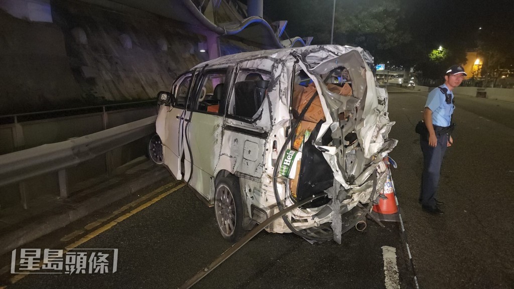 由於貨車前後均損毀嚴重，估計車禍後曾在路上翻滾。黎志偉攝