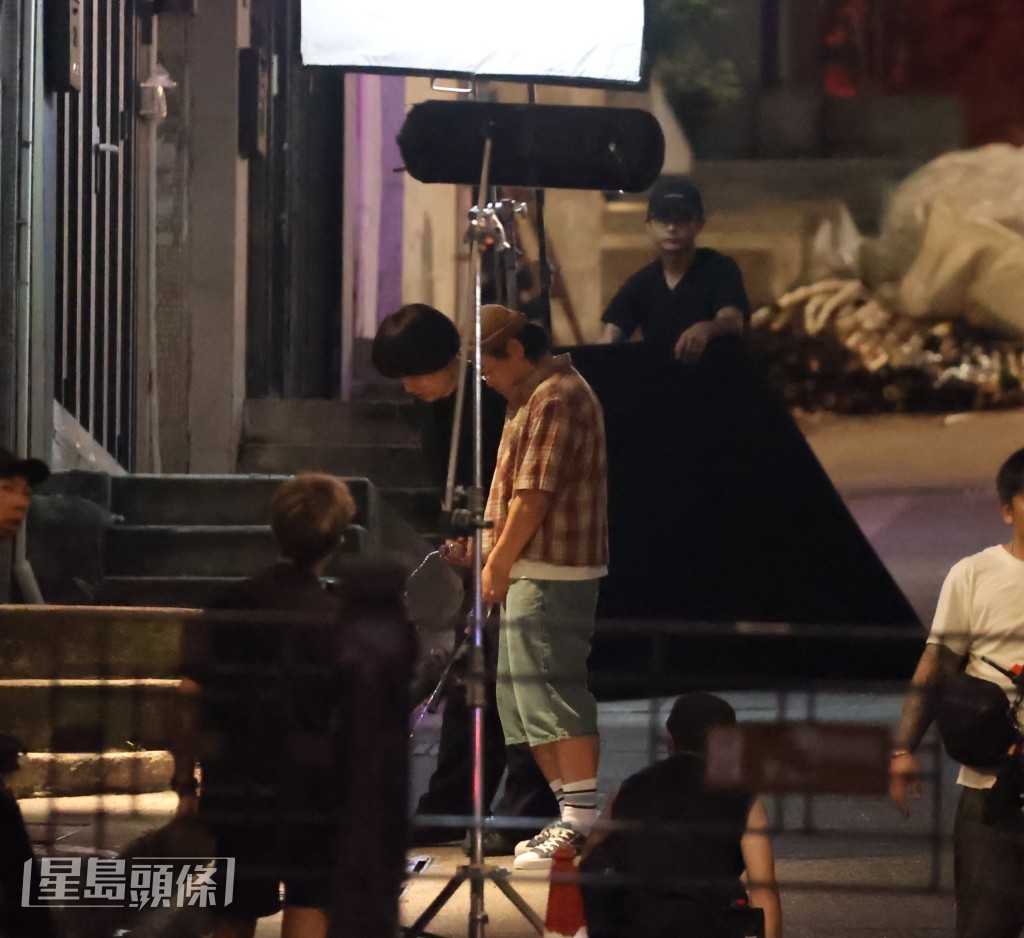 Jer與拍檔白只當街「屙尿」，將醉酒後失態演繹得入型入格。