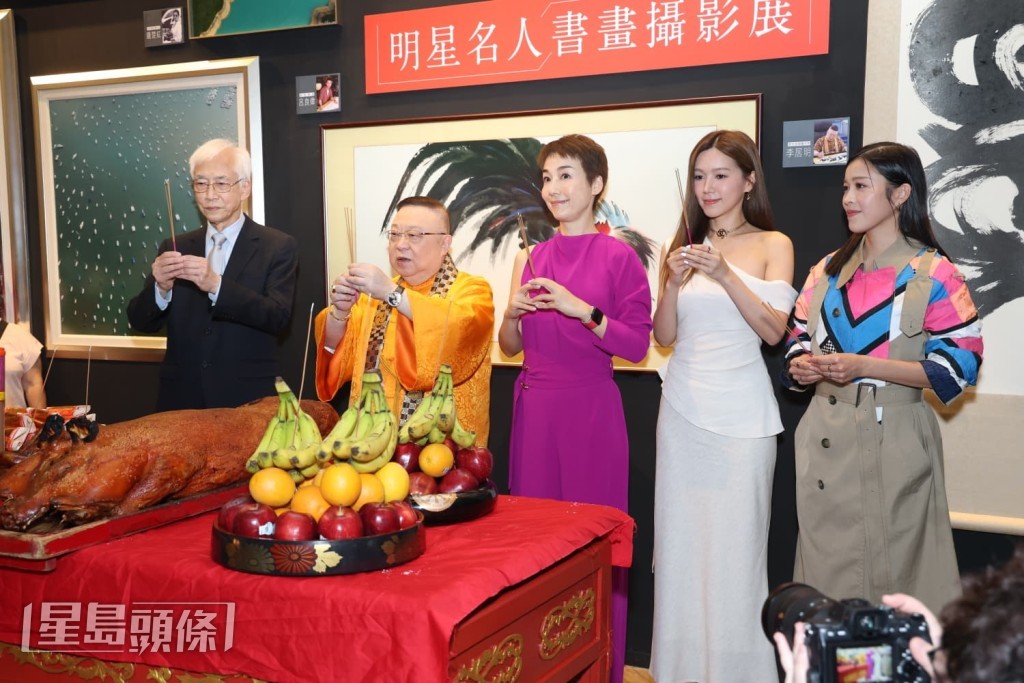 五人誠心祝願「明星名人書畫攝影展」一切順利。 五人誠心祝願「明星名人書畫攝影展」一切順利。