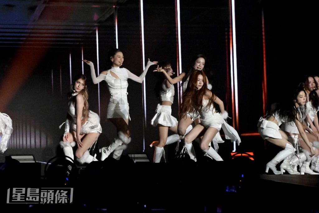 她們唱畢《IOI（Where My Girl At）》後形容，這首歌的舞步動作好有型。