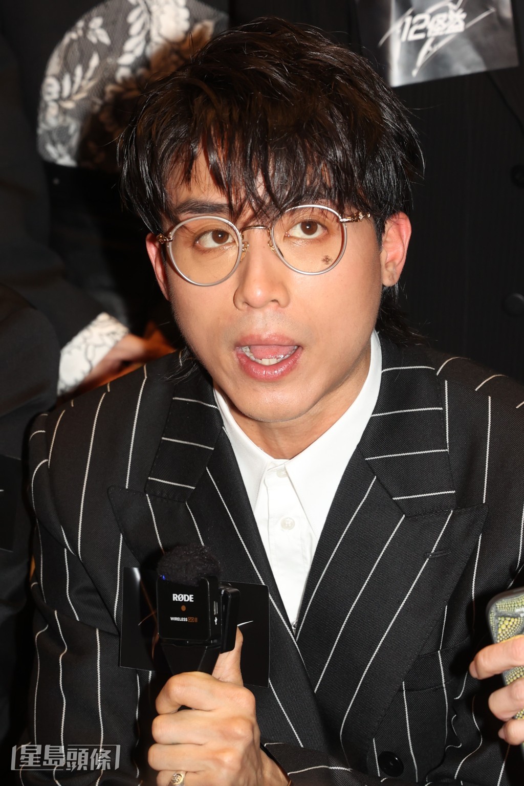 AK戴眼鏡現身! AK戴眼鏡現身!