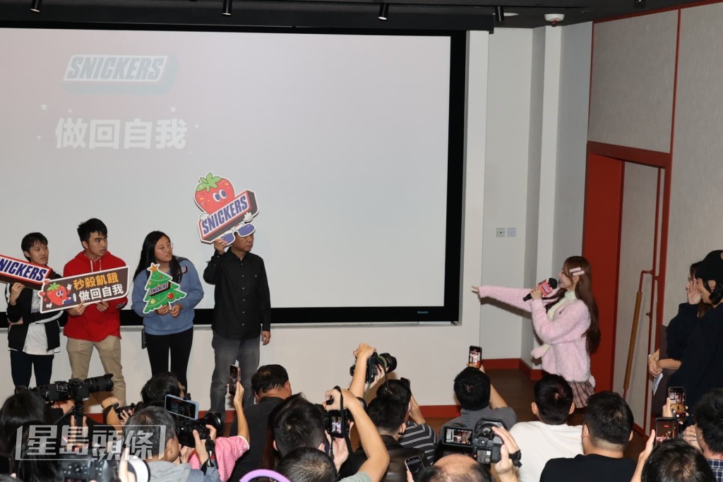 跟與粉絲一起玩遊戲。