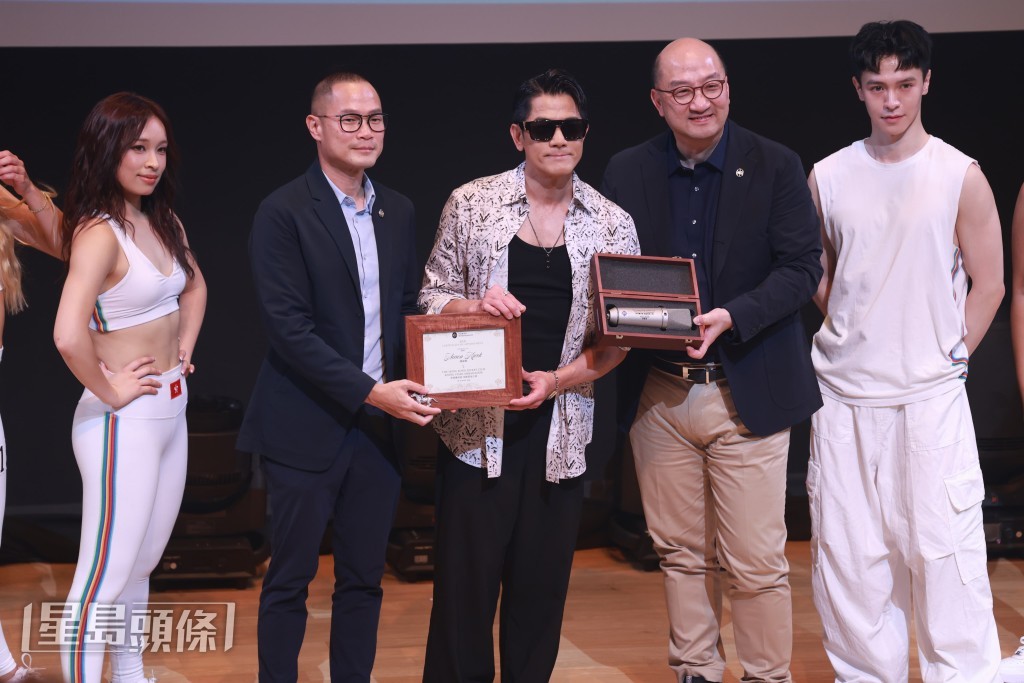 香港賽馬會公共事務執行總監譚志源先生(左四)與香港賽馬會客戶策略、體驗及創新事務執行總監侯德洋先生(左二)向「星動策展大使」郭富城送贈委任狀及紀念咪。 香港賽馬會公共事務執行總監譚志源先生(左四)與香港賽馬會客戶策略、體驗及創新事務執行總監侯德洋先生(左二)向「星動策展大使」郭富城送贈委任狀及紀念咪。