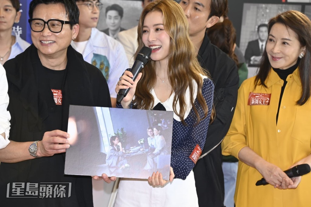 王敏奕就選了一張與阿佘及蔣祖曼一起傾偈的照片,她指這場戲是「劉艷」事業生涯高光時刻。 王敏奕就選了一張與阿佘及蔣祖曼一起傾偈的照片,她指這場戲是「劉艷」事業生涯高光時刻。