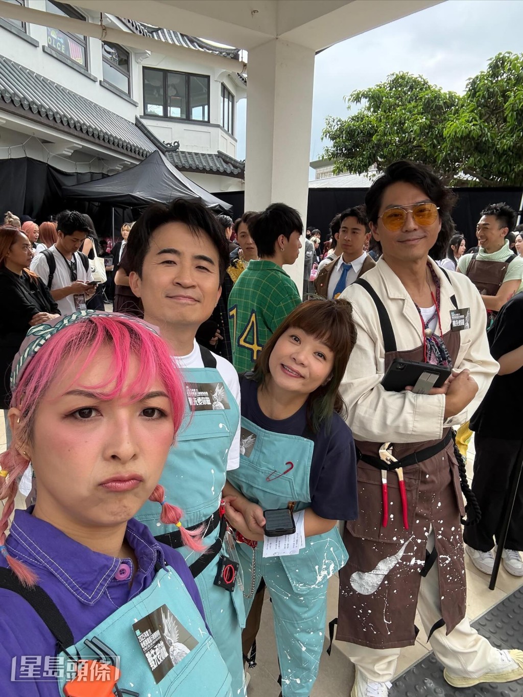 記招上跟同事合照留念。 記招上跟同事合照留念。