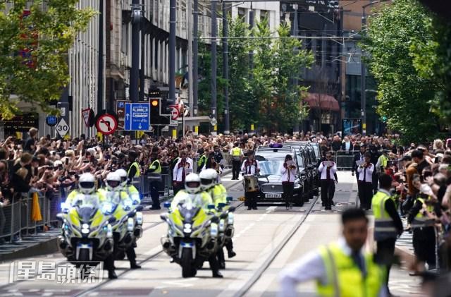 警方特別封路讓靈車通過,fans在沿路高呼Ozzy的名字。 警方特別封路讓靈車通過,fans在沿路高呼Ozzy的名字。