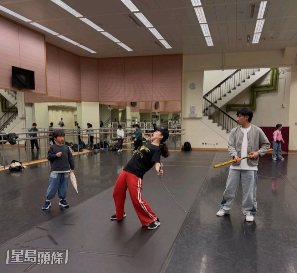 孫慧雪排練時已施盡渾身解數,在囝囝面前立下好榜樣。 孫慧雪排練時已施盡渾身解數,在囝囝面前立下好榜樣。