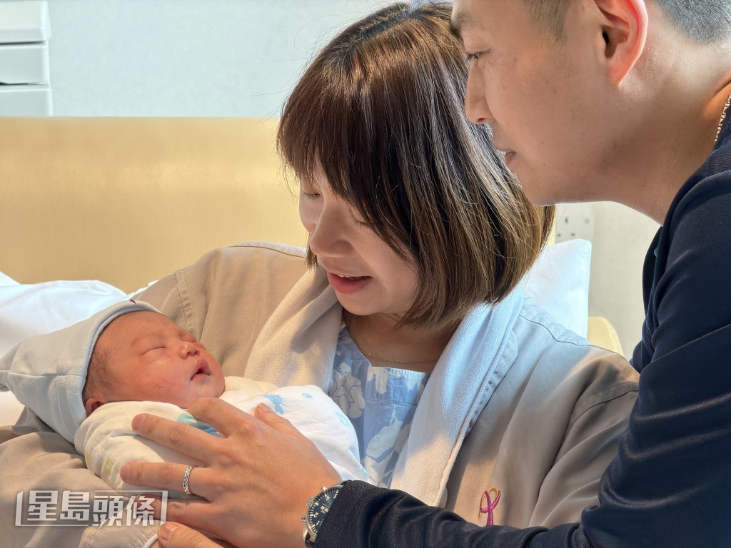 何生何太望着儿子难掩喜悦。梁国峰摄 何生何太望着儿子难掩喜悦。梁国峰摄