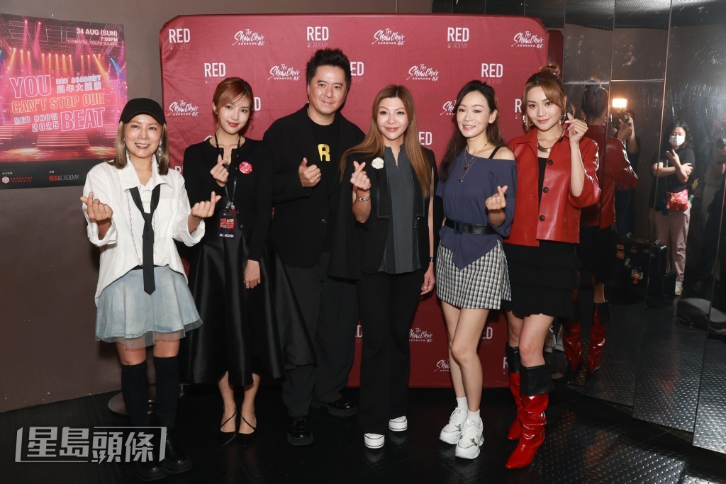 《Red Academy》創辦人及院長梅維瀚先生(左三)跟校監蔡加敏小姐(左四),與到場欣賞子女表演的吳文忻與楊思琦、表演嘉賓關嘉敏、司儀陳伊霖大合照。 《Red Academy》創辦人及院長梅維瀚先生(左三)跟校監蔡加敏小姐(左四),與到場欣賞子女表演的吳文忻與楊思琦、表演嘉賓關嘉敏、司儀陳伊霖大合照。