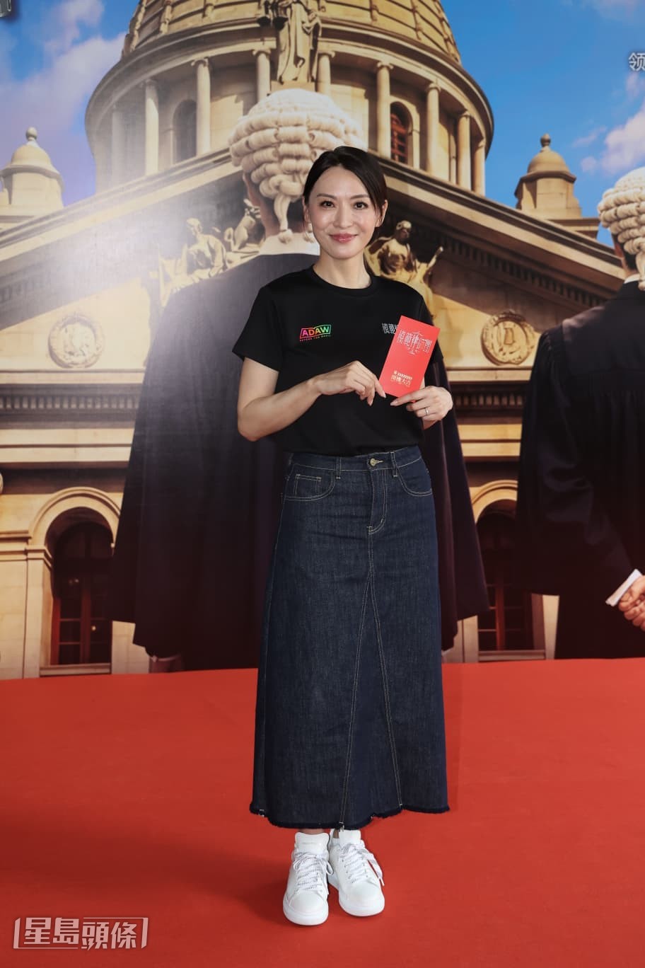 《模範律師團》是《正義女神》衍生劇,故事發生在《正》劇的8年前,除陳煒有得留低外,其他都是新面孔新故事。 《模範律師團》是《正義女神》衍生劇,故事發生在《正》劇的8年前,除陳煒有得留低外,其他都是新面孔新故事。