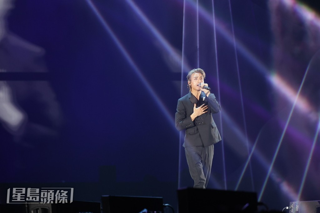 然後便唱出韓文歌《Eyes, Nose, Lips》。 然後便唱出韓文歌《Eyes, Nose, Lips》。