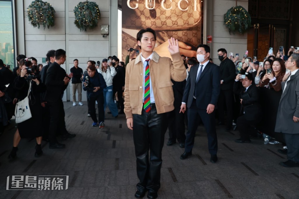 他在露天粉絲區現身僅僅1分鐘多，便即時跟隨工作人員安排下返回商場內。
