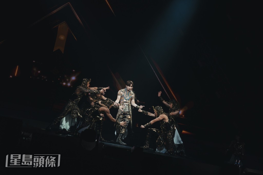 Anson Lo接連唱跳完《Lemonade》、《Nah》、《Take That》與《MONEY》四首快歌。 Anson Lo接連唱跳完《Lemonade》、《Nah》、《Take That》與《MONEY》四首快歌。