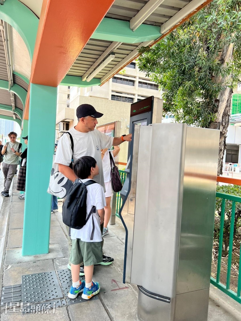 張致恒教7歲大仔張天寶認輕鐵站名。
