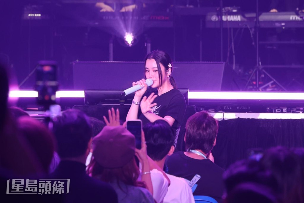 Chantel 到台下與歌迷近距接觸。 Chantel 到台下與歌迷近距接觸。