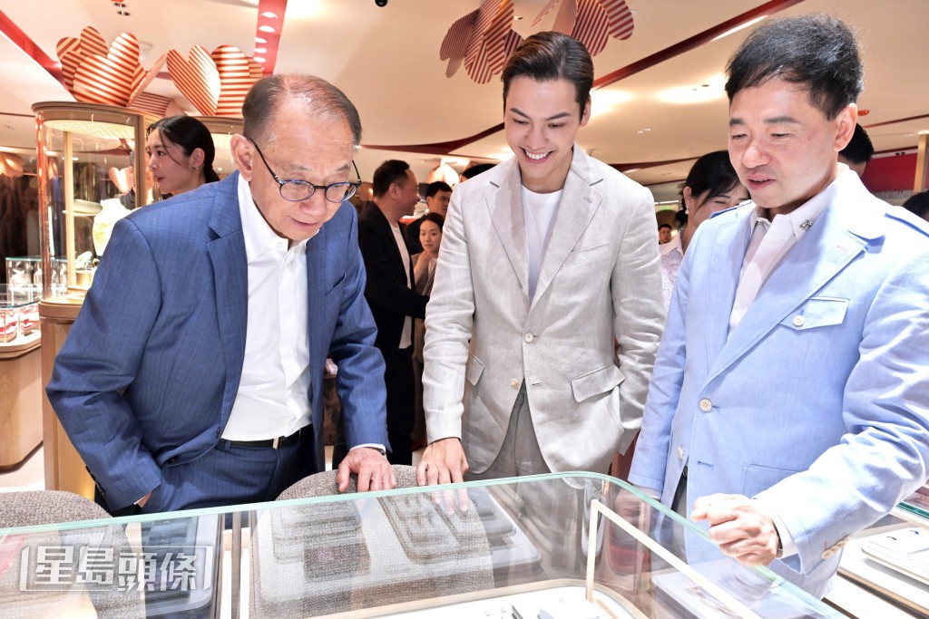 (左起) 英皇集團主席楊受成博士、William及英皇珠寶(中國)副董事長總經理陳世昌先生一同鑑賞珠寶,言談甚歡。 (左起) 英皇集團主席楊受成博士、William及英皇珠寶(中國)副董事長總經理陳世昌先生一同鑑賞珠寶,言談甚歡。
