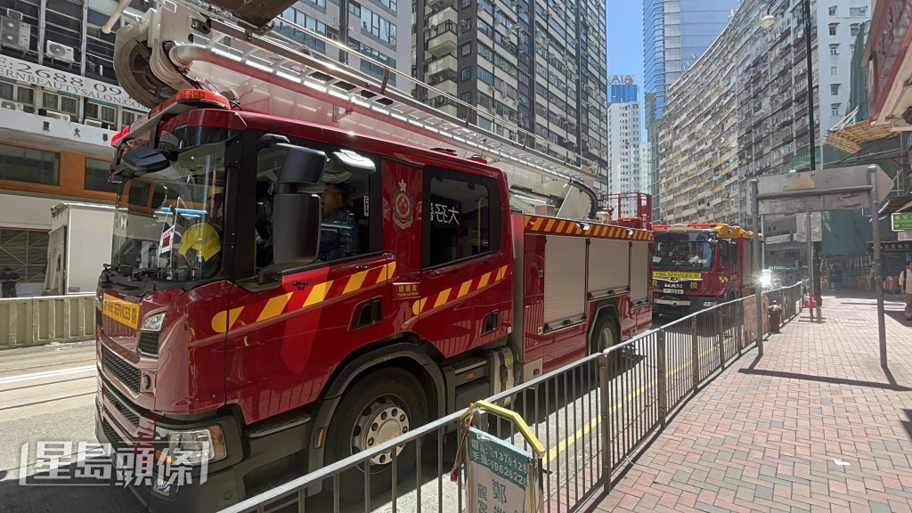 消防將事主抬下。楊偉亨攝