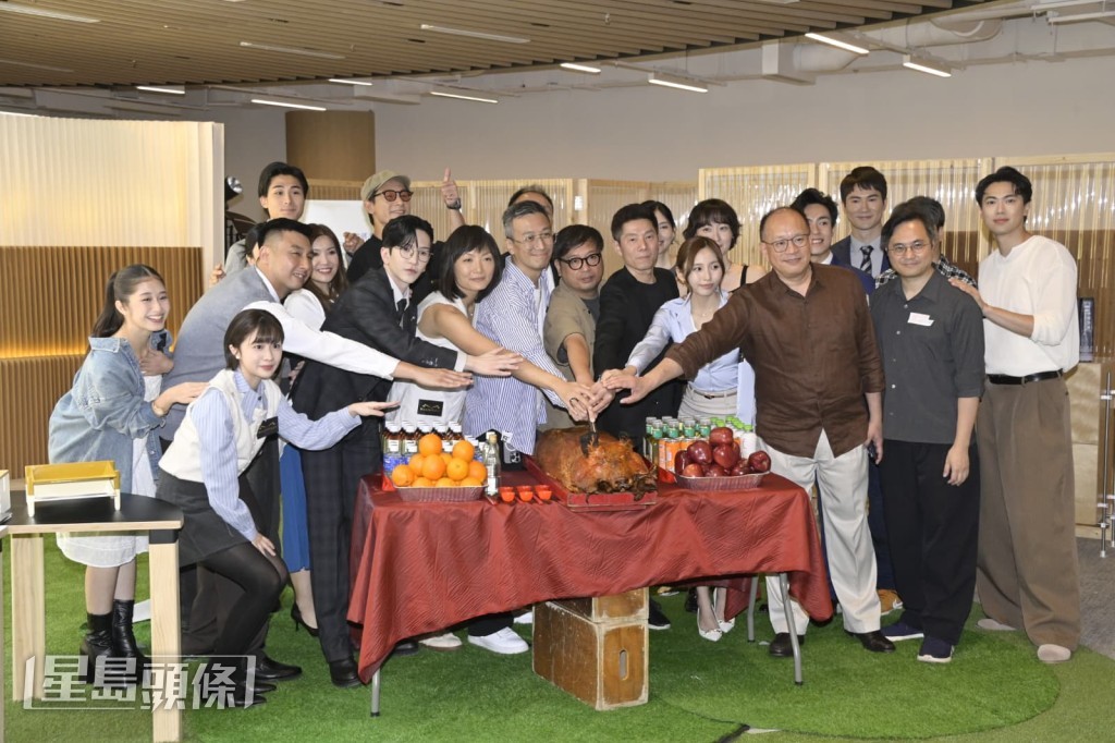 盧瀚霆（Anson Lo）、蘇雅琳（Ivy So）、郭子豪、練美娟、駱振偉等今日（6日）出席港版《金秘書為何那樣》開鏡拜神儀式。